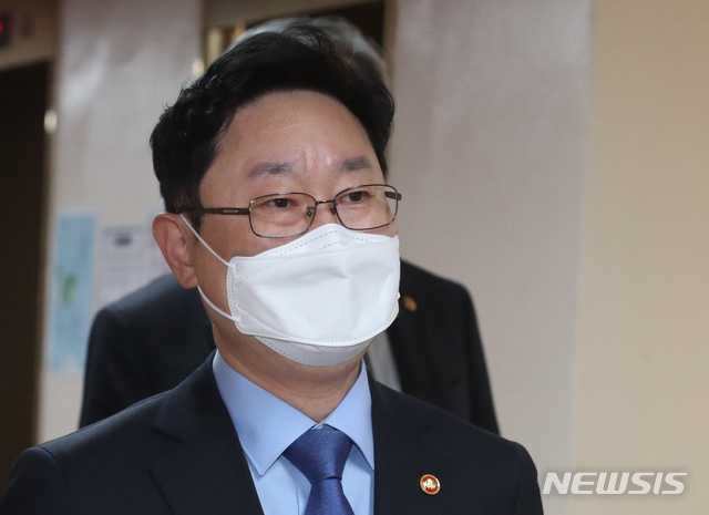 [서울=뉴시스]김명원 기자 = 박범계 법무부 장관이 지난 13일 오전 서울 종로구 정부서울청사에서 영상으로 열린 국무회의에 참석하고 있다. 2021.04.13. kmx1105@newsis.com