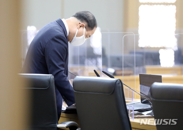 [세종=뉴시스]강종민 기자 = 홍남기 부총리 겸 기획재정부 장관. 2021.04.13. ppkjm@newsis.com
