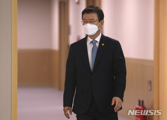 [세종=뉴시스]강종민 기자 = 일본 정부가 후쿠시마 원전 방사능 오염수를 바다에 방류하기로 공식 결정한 13일 문성혁 해양수산부 장관이 정부세종청사 국무회의장으로 향하고 있다. 2021.04.13. ppkjm@newsis.com