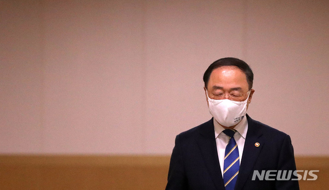 [세종=뉴시스]강종민 기자 = 홍남기 부총리 겸 기획재정부 장관. 2021.04.13. ppkjm@newsis.com