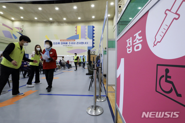 [서울=뉴시스]최진석 기자 = 13일 오전 서울 중구 충무스포츠센터에 마련된 중구 코로나19 예방접종센터에서 어르신이 코로나19 백신 접종을 위해 이동하고 있다. 2021.04.13. myjs@newsis.com