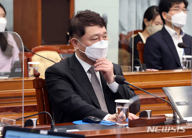 [서울=뉴시스]추상철 기자 = 최재성 정무수석이 13일 오전 청와대에서 열린 제16회 국무회의에 참석해 있다. 2021.04.13. scchoo@newsis.com