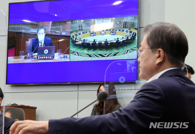 [서울=뉴시스]추상철 기자 = 문재인 대통령이 13일 오전 청와대에서 열린 제16회 국무회의에 참석해 화상으로 연결된 오세훈 서울시장과 인사를 하고 있다. 2021.04.13. scchoo@newsis.com