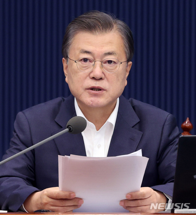 [서울=뉴시스]추상철 기자 = 문재인 대통령이 13일 오전 청와대에서 열린 제16회 국무회의를 주재하고 있다. 2021.04.13. scchoo@newsis.com