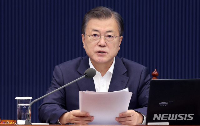 [서울=뉴시스]추상철 기자 = 문재인 대통령이 지난 13일 오전 청와대에서 열린 제16회 국무회의를 주재하고 있다. 2021.04.13. scchoo@newsis.com