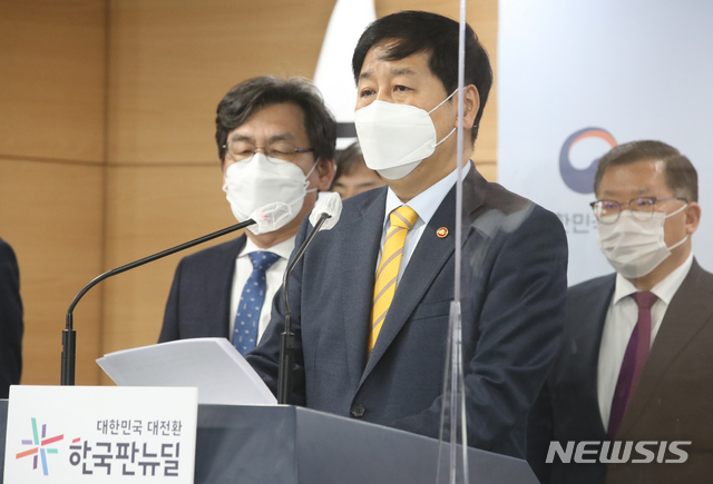 [서울=뉴시스]김명원 기자 = 구윤철 국무조정실장이 13일 오전 서울 종로구 정부서울청사 합동브리핑실에서 일본 후쿠시마 원전 오염수 방출 관련 일본 동향 및 우리 정부 대응 계획을 브리핑하고 있다. 2021.04.13. kmx1105@newsis.com