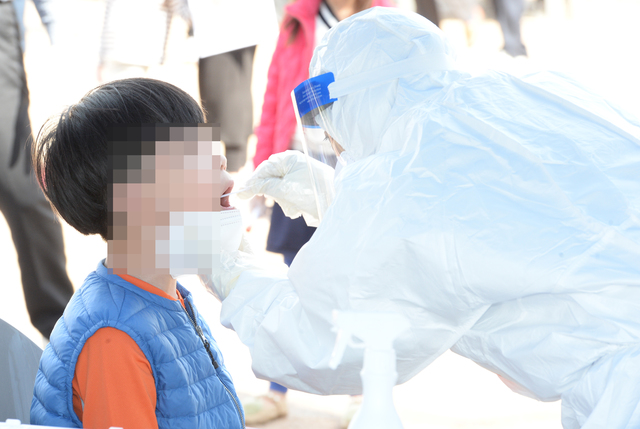 [울산=뉴시스] 배병수 기자 = 울산 울주군 한 초등학교 교사가 코로나19 확진판정을 받은 13일 오전 해당 초등학교 선별진료소에서 학생이 코로나19 검사를 받고 있다. 2021.04.13. bbs@newsis.com