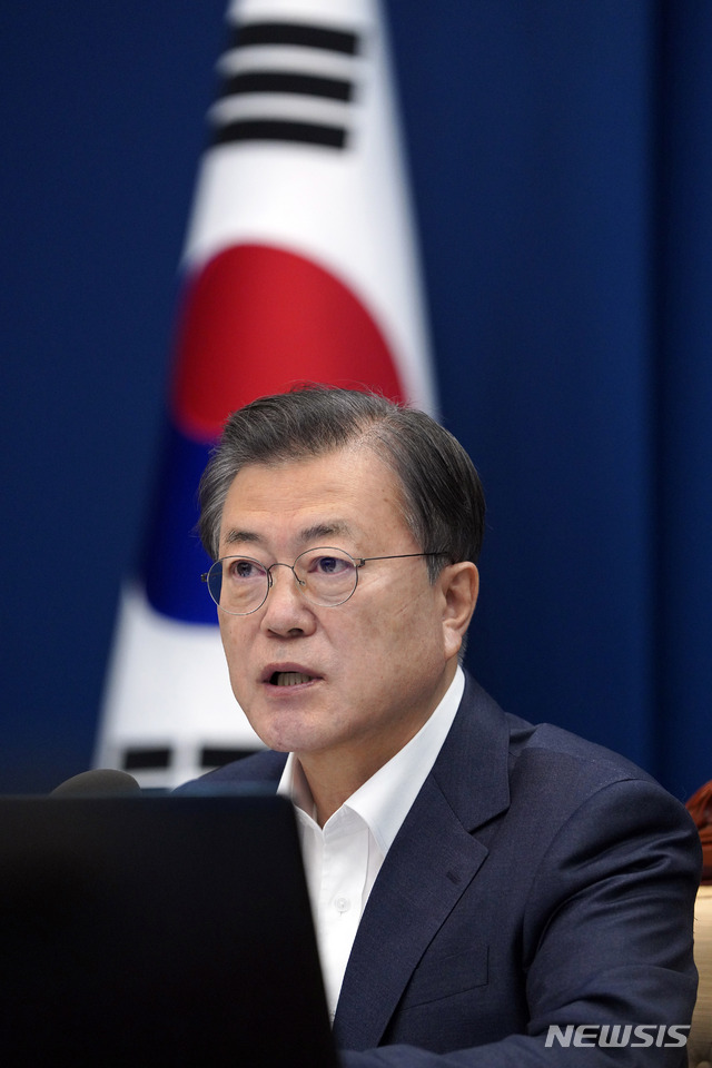 [서울=뉴시스]추상철 기자 = 문재인 대통령이 지난 13일 오전 청와대에서 열린 제16회 국무회의를 주재하고 있다. 2021.04.13. scchoo@newsis.com