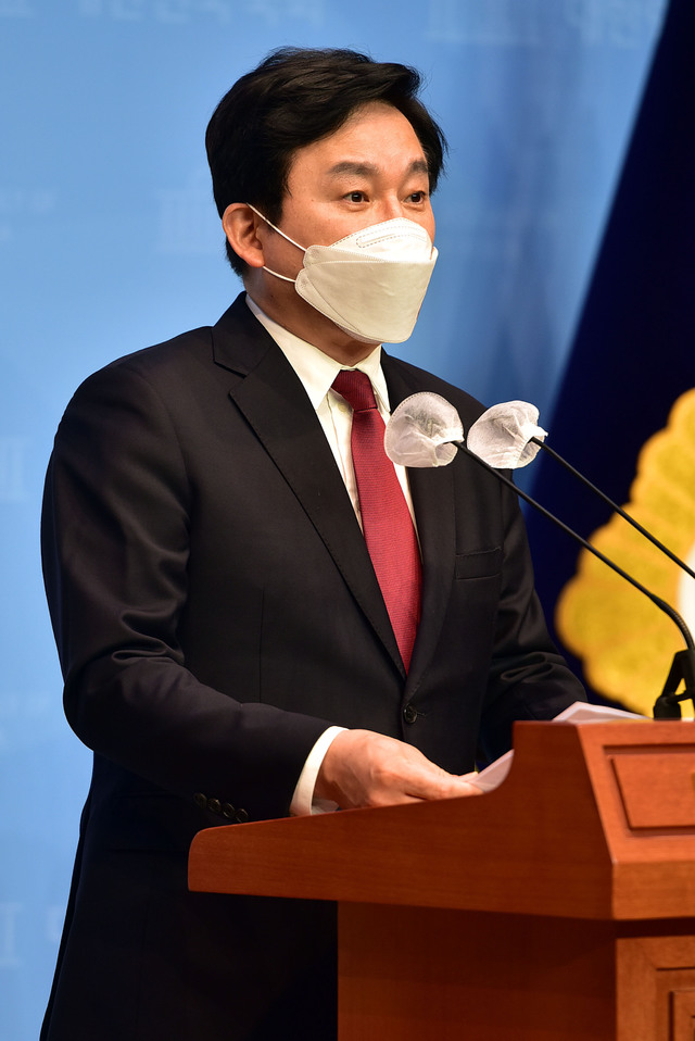 [서울=뉴시스]전진환 기자 = 원희룡 제주도지사가 13일 서울 여의도 국회 소통관에서 일본의 후쿠시마 원전 오염수 방류 결정을 강력 규탄하는 기자회견을 하고 있다. (공동취재사진) 2021.04.13. photo@newsis.com 