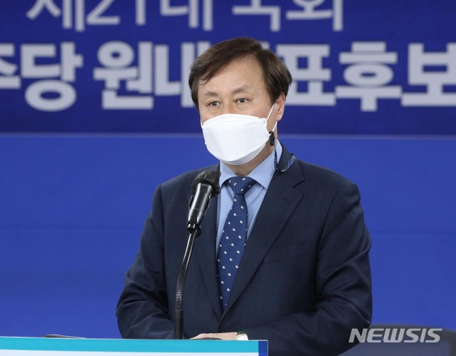 [서울=뉴시스]국회사진기자단 = 도종환 더불어민주당 비상대책위원장이 13일 오후 서울 여의도 더불어민주당사에서 열린 원내대표 후보자 합동토론회에서 인사말을 하고 있다. 2021.04.13. photo@newsis.com