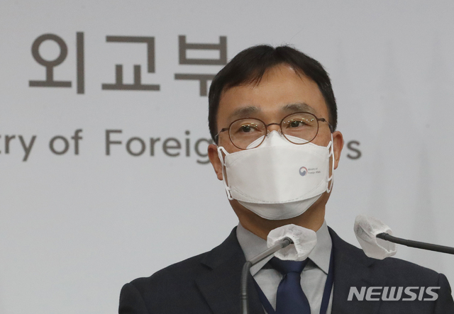 [서울=뉴시스]김명원 기자 = 최영삼 외교부 대변인이 13일 서울 종로구 외교부 브리핑룸에서 일본 원전 오염수 방류 등 현안 관련 브리핑을 하고 있다. 2021.04.13. kmx1105@newsis.com