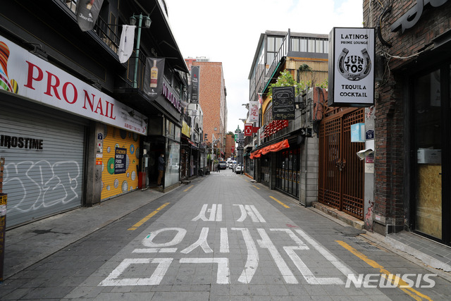 [서울=뉴시스] 고범준 기자 = 사회적 거리두기 수도권 2단계, 비수도권 1.5단계가 3주 연장된 지난달 13일 오후 서울 용산구 이태원 거리가 한산한 모습을 보이고 있다. 2021.04.13. bjko@newsis.com