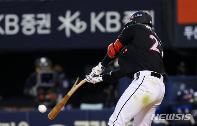 [서울=뉴시스]배훈식 기자 = 13일 오후 서울 송파구 잠실야구장에서 열린 신한은행 SOL 2021 KBO리그 두산 베어스와 KT 위즈의 경기, 2회초 2사 1루 상황에서 KT 배정대가 방망이가 부러지며 안타를 치고 있다. 2021.04.13. dahora83@newsis.com