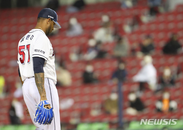 [서울=뉴시스]배훈식 기자 = 13일 오후 서울 송파구 잠실야구장에서 열린 신한은행 SOL 2021 KBO리그 두산 베어스와 KT 위즈의 경기, 3회초 1사 만루 상황에서 두산 선발 미란다가 마운드를 내려가고 있다. 2021.04.13. dahora83@newsis.com