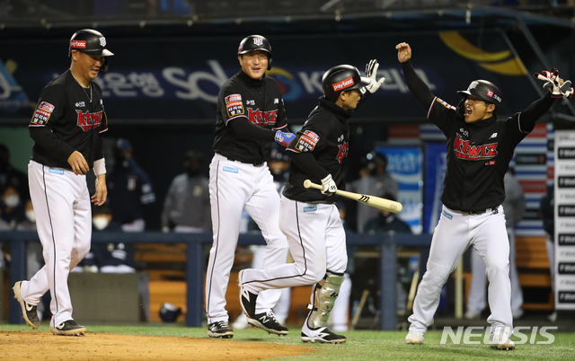 [서울=뉴시스]배훈식 기자 = 13일 오후 서울 송파구 잠실야구장에서 열린 신한은행 SOL 2021 KBO리그 두산 베어스와 KT 위즈의 경기, 4회초 2사 만루 상황에서 홈런을 친 KT 박경수가 홈을 밟은 뒤 동료들과 기뻐하고 있다. 2021.04.13. dahora83@newsis.com