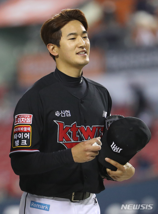 [서울=뉴시스]배훈식 기자 = 13일 오후 서울 송파구 잠실야구장에서 열린 신한은행 SOL 2021 KBO리그 두산 베어스와 KT 위즈의 경기, 6회말 위기를 1실점으로 막아낸 KT 선발 고영표가 밝은 표정으로 마운드를 내려오고 있다. 2021.04.13. dahora83@newsis.com