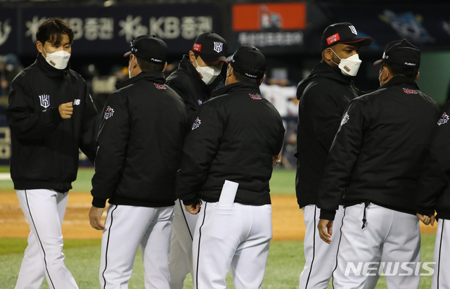 [서울=뉴시스]배훈식 기자 = 13일 오후 서울 송파구 잠실야구장에서 열린 신한은행 SOL 2021 KBO리그 두산 베어스와의 경기에서 승리하며 연패를 끊어낸 KT 위즈 선수들이 하이파이브를 하고 있다. 2021.04.13. dahora83@newsis.com