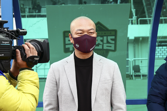 인터뷰하는 김태완 감독 (사진=김천상무프로축구단 제공) *재판매 및 DB 금지