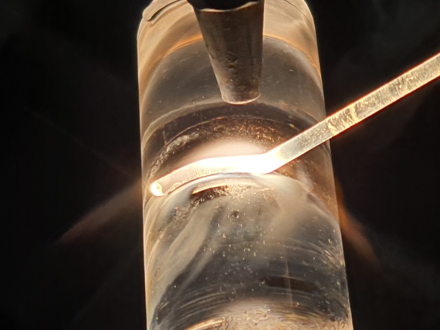 [진주=뉴시스] ㈜에스티아이의 고순도 합성 석영유리 용접봉과 실제 사용하는 장면. *재판매 및 DB 금지