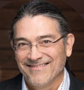 [서울=뉴시스]미국 인구조사국장으로 지명된 로버트 산토스. 그가 상원 인준청문회를 통과하면 미 인구조사국의 첫 유색인종 수장이 된다. (사진=트위터 갈무리) 2021.04.14.