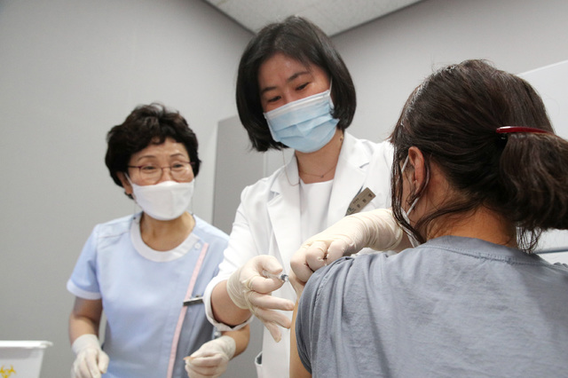 [산청=뉴시스] 산청군 코로나19 백신 예방접종. *재판매 및 DB 금지