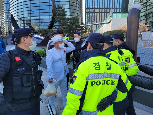 [서울=뉴시스]정유선 기자 = 애국국민운동대연합 오천도 대표가 14일 오물을 든 채 서울 종로구 일본대사관 앞에 서 있다. 2021. 4. 14 *재판매 및 DB 금지