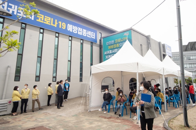 [서귀포=뉴시스] 제주 서귀포시 공무원 및 유관기관 관계자가 14일 오전 서귀포의료원 코로나19 예방접종센터에서 백신 접종을 위한 모의훈련을 실시하고 있다. (사진=서귀포시 제공) 2021.04.14. photo@newsis.com *재판매 및 DB 금지