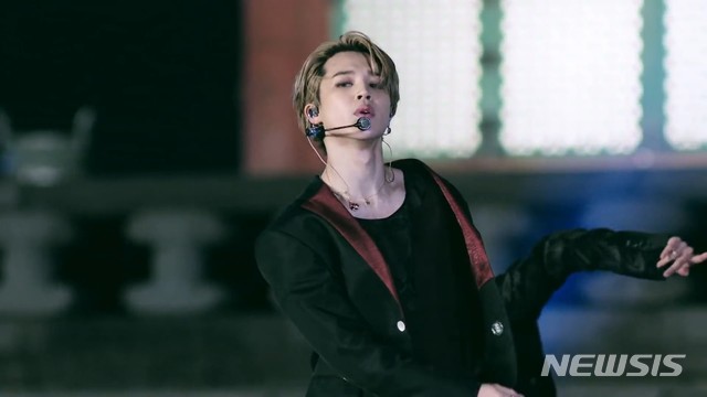 [서울=뉴시스] 美 지미 팰런쇼 ’BTS 위크’(경복궁에서의 무대). 사진=마이아트옥션 제공.2021.4.14. photo@newsis.com