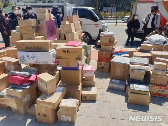 [서울=뉴시스]이준호 기자 = 14일 서울 고덕동 한 아파트 입구에 택배기사들이 쌓아놓은 약 800여개의 택배들이 쌓여있다. 2021.04.14. juno22@newsis.com 