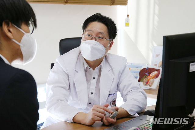 [서울=뉴시스] 암성통증(암으로 인한 모든 통증) 치료에 주입펌프를 이용해 극소량의 약물을 지속적으로 척수강에 투여하는 방법을 고려해 볼 수 있다. (사진= 고대 안암병원 제공) 2021.04.14