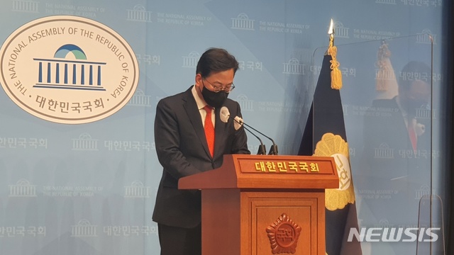 [서울=뉴시스] 송언석 국민의힘 의원이 14일 국회에서 기자회견을 갖고 당직자를 폭행해 물의를 빚은데 대해 사과하고 있다.