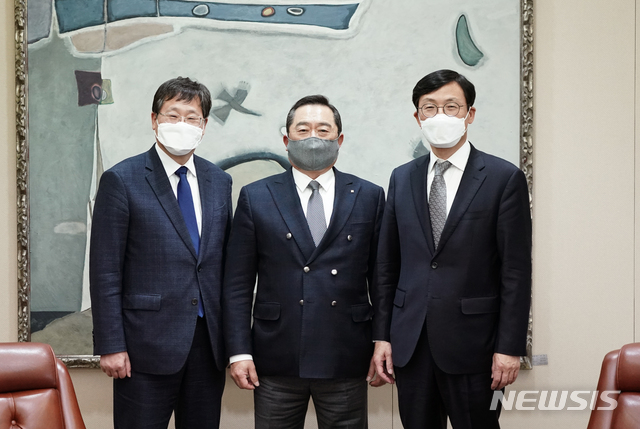 [서울=뉴시스] 구자열 한국무역협회 회장(가운데)이 14일 서울 강남구 트레이드타워에서 이호승 청와대 정책실장(오른쪽), 안일환 경제수석(왼쪽)과 면담에 앞서 기념사진을 촬영하고 있다.(사진=한국무역협회 제공) 2021.4.14 photo@newsis.com