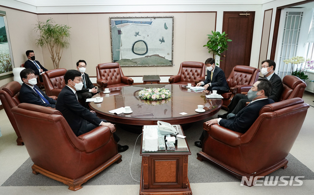 [서울=뉴시스] 구자열 한국무역협회 회장(가운데 오른쪽)이 14일 서울 강남구 트레이드타워에서 이호승 청와대 정책실장(가운데 왼쪽)과 만나 면담을 했다. 면담에는 무역협회에서 이관섭 부회장과 이동기 혁신성장본부장, 청와대에서 안일환 경제수석과 이호준 산업정책비서관이 배석했다.(사진=한국무역협회 제공) 2021.4.14 photo@newsis.com