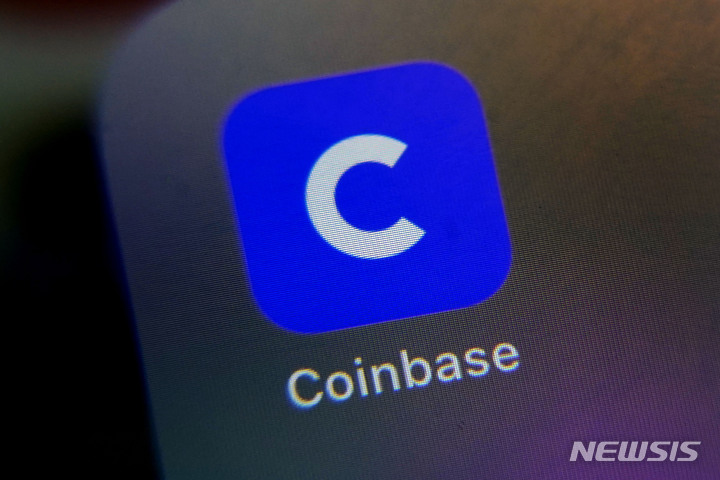[AP/뉴시스]휴대전화에서 코인베이스 앱이 보이고 있다. 2021.04.15.