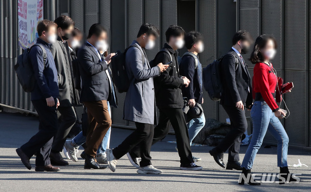 [서울=뉴시스] 고범준 기자 = 때늦은 꽃샘추위가 찾아온 지난 14일 오전 서울역에서 시민들이 두꺼운 옷을 입고 출근을 하고 있다. 2021.04.14. bjko@newsis.com