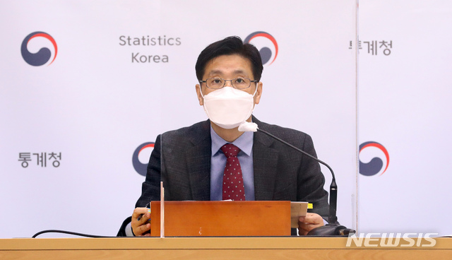 [세종=뉴시스]강종민 기자 = 정동명 통계청 사회통계국장. 2021.04.14.&nbsp; ppkjm@newsis.com