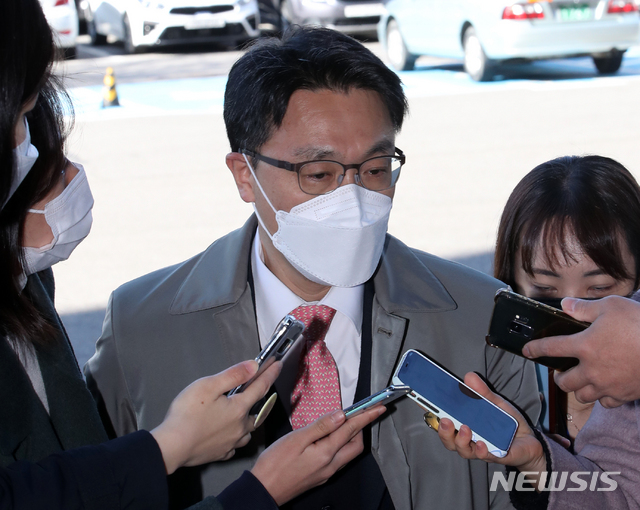[과천=뉴시스]박주성 기자 = 김진욱 공수처장이 지난 14일 오전 경기도 과천정부청사 내 고위공직자범죄수사처로 출근하며 취재진 질문을 받고 있다. 2021.04.14. park7691@newsis.com