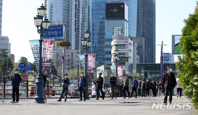 [서울=뉴시스] 고범준 기자 = 코로나19 신규 확진자가 731명으로 집계된 14일 오전 서울 중구 서울역광장에 마련된 코로나19 중구임시선별검사소에서 시민들이 검사를 받기 위해 줄 서 있다. 2021.04.14. bjko@newsis.com