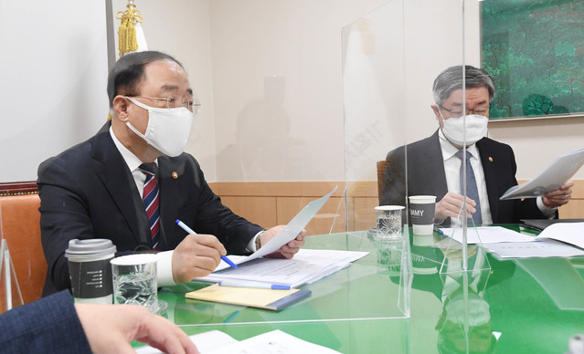 [서울=뉴시스]조수정 기자 = 홍남기 부총리 겸 기획재정부 장관이 14일 서울 광화문 정부서울청사에서 '2021년 3월 고용동향'을 주요내용으로 관계장관회의(녹실회의)를 주재, 고용시장상황을 점검하고 대응방향을 논의하고 있다. (사진=기획재정부 제공) 2021.04.14. photo@newsis.com *재판매 및 DB 금지