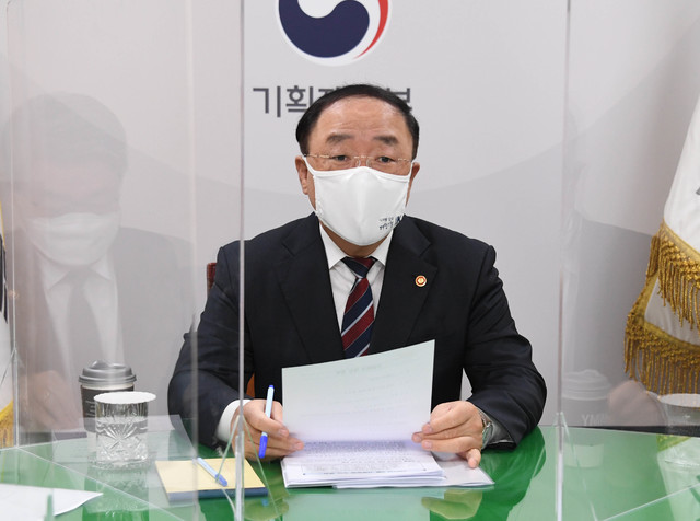 [서울=뉴시스]조수정 기자 = 홍남기 부총리 겸 기획재정부 장관이 14일 서울 광화문 정부서울청사에서 '2021년 3월 고용동향'을 주요내용으로 관계장관회의(녹실회의)를 주재, 고용시장상황을 점검하고 대응방향을 논의하고 있다. (사진=기획재정부 제공) 2021.04.14. photo@newsis.com *재판매 및 DB 금지