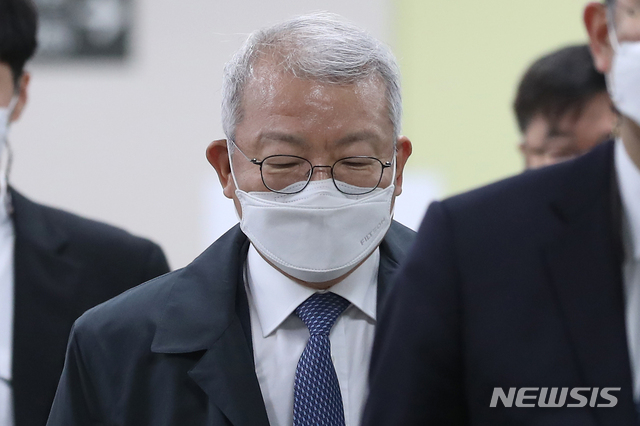 [서울=뉴시스]이윤청 기자 = '사법농단' 의혹으로 재판을 받고 있는 양승태 전 대법원장이 지난 14일 오전 서울 서초구 서울중앙지방법원에서 열린 125차 공판에 출석하고 있다. 2021.04.14. radiohead@newsis.com