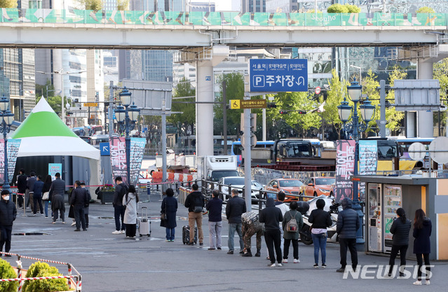 [서울=뉴시스] 고범준 기자 = 코로나19 신규 확진자가 731명으로 집계된 지난 14일 오전 서울 중구 서울역광장에 마련된 코로나19 중구임시선별검사소에서 시민들이 검사를 받기 위해 줄 서 있다. 2021.04.14. bjko@newsis.com