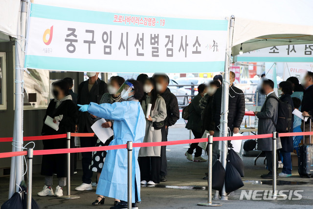 [서울=뉴시스] 고범준 기자 = 코로나19 신규 확진자가 731명으로 집계된 지난 14일 오전 서울 중구 서울역광장에 마련된 코로나19 중구임시선별검사소에서 시민들이 검사를 받기 위해 줄 서 있다. 2021.04.14. bjko@newsis.com