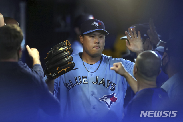 [더니든=AP/뉴시스]토론토 블루제이스의 류현진이 13일(현지시간) 미 플로리다주 더니든의 더니든 TD 볼파크에서 열린 2021 메이저리그(MLB) 뉴욕 양키스와의 경기 7회 초 교체돼 더그 아웃에서 동료들의 환영을 받고 있다. 류현진은 6⅔이닝 4피안타 1볼넷 7탈삼진 1실점(비자책점)으로 팀의 7-3 승리를 이끌며 첫 승을 올렸고 메이저리그 통산 60승째를 기록했다. 2021.04.14.