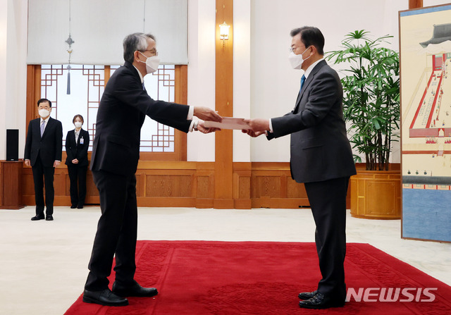 [서울=뉴시스]추상철 기자 = 문재인 대통령이 14일 오전 청와대 본관에서 열린 주한대사 신임장 제정식에 참석해 아이보시 고이치 주한 일본 대사로 부터 신임장을 받고 있다. 2021.04.14. scchoo@newsis.com
