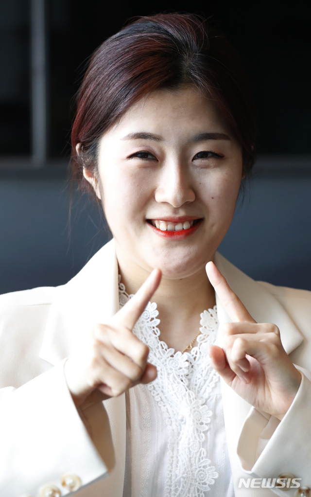 [서울=뉴시스]김형수 기자 = 박혜지 퍼커셔니스트가 14일 오전 서울 광화문 한 카페에서 뉴시스와 인터뷰중 타악기를 연주하는 포즈를 취하고 있다. 2021.04.14. kyungwoon59@newsis.com