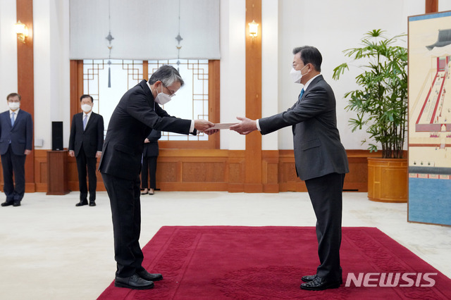 [서울=뉴시스]추상철 기자 = 문재인 대통령이 14일 오전 청와대 본관에서 열린 주한대사 신임장 제정식에 참석해 아이보시 고이치 주한 일본 대사로 부터 신임장을 받고 있다. 2021.04.14. scchoo@newsis.com