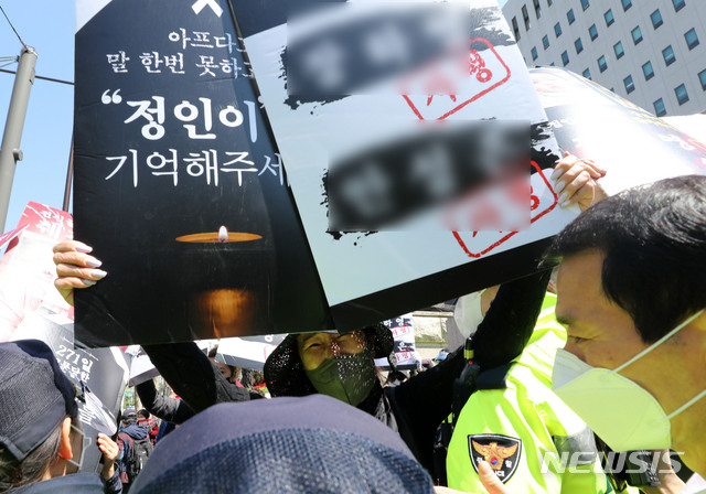 [서울=뉴시스]박주성 기자 = 양부모의 학대 끝에 숨진 16개월 된 입양 딸 '정인이'의 양부모의 결심 공판이 열린 14일 오후 서울 양천구 서울남부지방법원 입구에서 시민들이 양모가 탑승한 것으로 보이는 호송차를 향해 손피켓을 들고 항의하고 있다. 2021.04.14. park7691@newsis.com