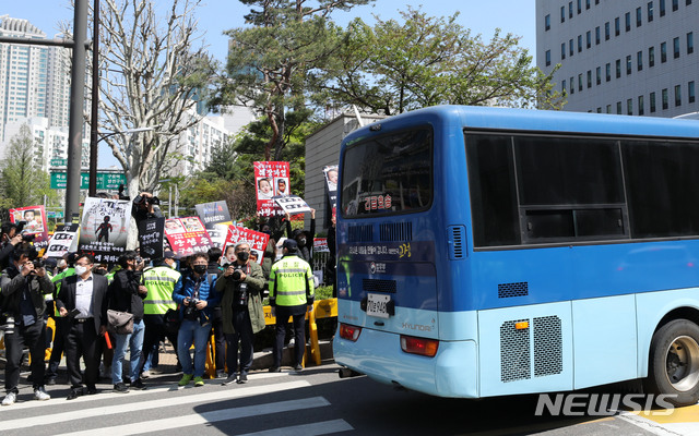 [서울=뉴시스]박주성 기자 = 양부모의 학대 끝에 숨진 16개월 된 입양 딸 '정인이'의 양부모의 결심 공판이 열린 14일 오후 서울 양천구 서울남부지방법원 입구에서 시민들이 양모가 탑승한 것으로 보이는 호송차를 향해 손피켓을 들고 항의하고 있다. 2021.04.14. park7691@newsis.com