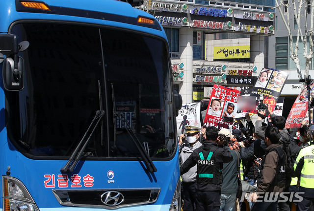 [서울=뉴시스]박주성 기자 = 양부모의 학대 끝에 숨진 16개월 된 입양 딸 '정인이'의 양부모의 결심 공판이 열린 지난 14일 오후 서울 양천구 서울남부지방법원 입구에서 시민들이 양모가 탑승한 것으로 보이는 호송차를 향해 손피켓을 들고 항의하고 있다. 2021.04.14. park7691@newsis.com